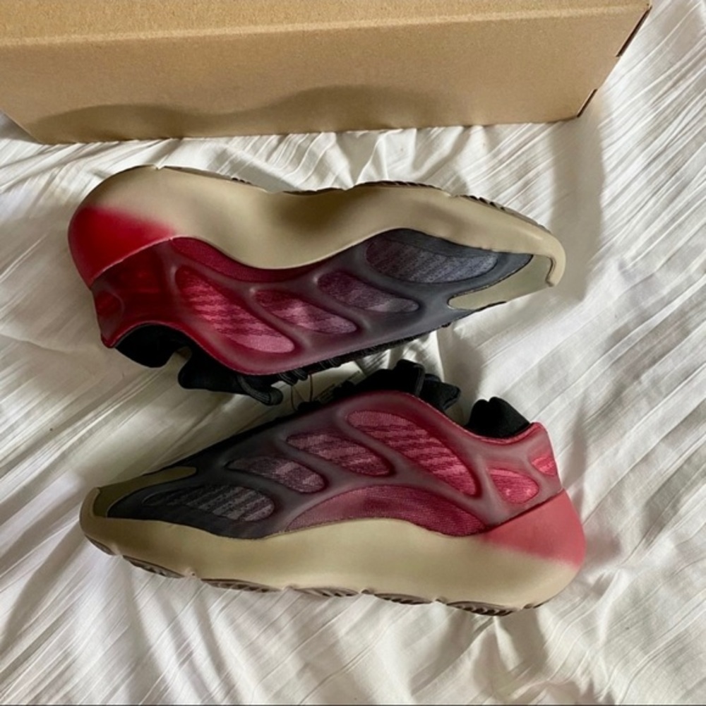 adidas Yeezy 700 V3 Fade Carbon a red-to-purple gradient Primeknit 5.5